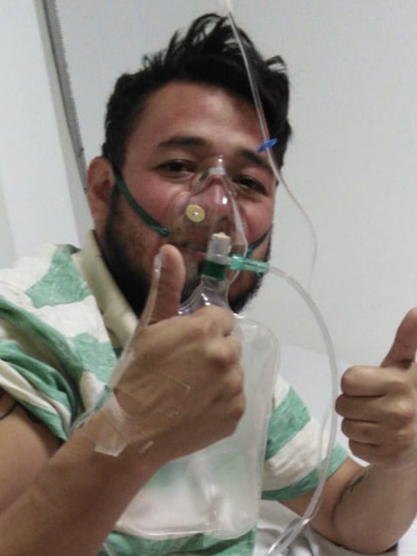 Juan Pablo Gilguero hospitalizado, con mascarilla de oxígeno